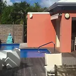 Ti paradis caché-piscine-dans quartier résidentiel